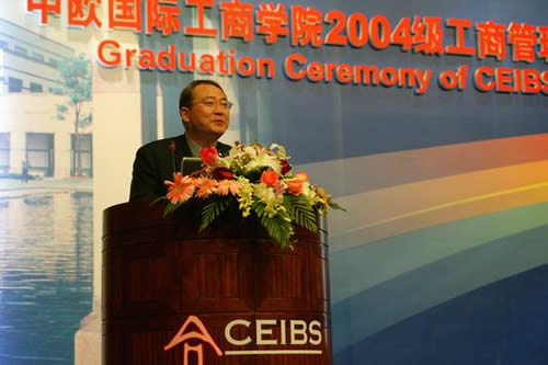 中欧MBA课程主任王建铆教授在毕业典礼上发言