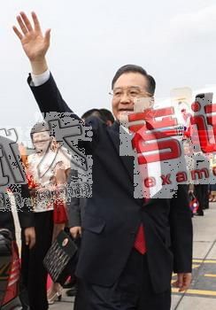 Chinese&nbsp;Premier&nbsp;Wen&nbsp;Jiabao&nbsp;waves&nbsp;to&nbsp;people&nbsp;seeing&nbsp;him&nbsp;off&nbsp;at&nbsp;the&nbsp;airport&nbsp;in&nbsp;Vientiane,&nbsp;Laos,&nbsp;on&nbsp;March&nbsp;31,&nbsp;2008.&nbsp;Premier&nbsp;Wen&nbsp;returned&nbsp;to&nbsp;Beijing&nbsp;on&nbsp;Monday&nbsp;after&nbsp;attending&nbsp;the&nbsp;third&nbsp;summit&nbsp;meeting&nbsp;of&nbsp;the&nbsp;Greater&nbsp;Mekong&nbsp;Subregion&nbsp;(GMS)&nbsp;in&nbsp;Vientiane.&nbsp;&nbsp;(Xinhua&nbsp;Photo)