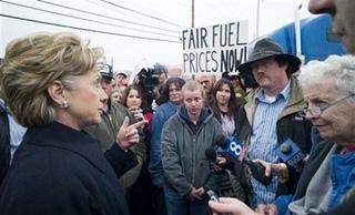 US&nbsp;Democratic&nbsp;presidential&nbsp;hopeful,&nbsp;Sen.&nbsp;Hillary&nbsp;Rodham&nbsp;Clinton,&nbsp;D-NY,&nbsp;speaks&nbsp;to&nbsp;truck&nbsp;drivers&nbsp;protesting&nbsp;the&nbsp;price&nbsp;of&nbsp;fuel&nbsp;outside&nbsp;of&nbsp;the&nbsp;Capitol&nbsp;Diner&nbsp;in&nbsp;Harrisburg,&nbsp;Pa.,&nbsp;Monday,&nbsp;March&nbsp;31,&nbsp;2008.&nbsp;[Agencies]