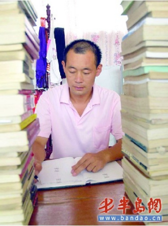 在书海中"冲浪",已成了吕伟华的一大乐事。