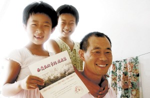 看到记者拍照,吕伟华的两个女儿围在他身旁很高兴。 看到记者拍照,吕伟华的两个女儿围在他身旁很高兴。