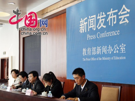 新闻发布会主席台 摄影/中国网 杨佳