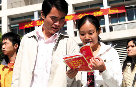 每年的公务员考试,都要强调以“诚信为根”。