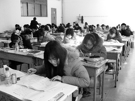 新学期伊始,自习室里坐满了准备考研的学生。