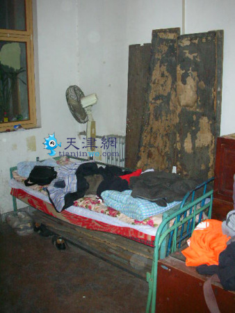 出租房内简陋的环境让人触目惊心