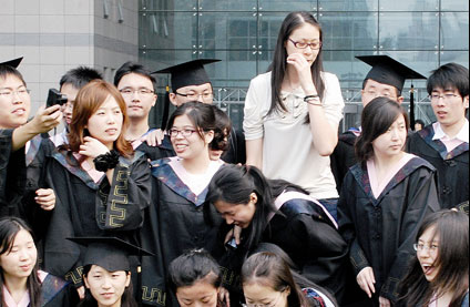 赵蕊蕊现身北师大合拍毕业照 赵蕊蕊现身北师大合拍毕业照