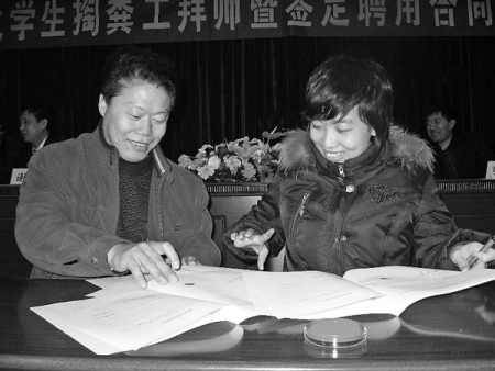 391名大学生争当挑粪工 391名大学生争当挑粪工