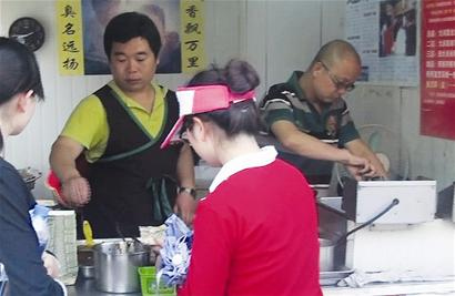 华中科技大学硕士生王永上卖臭豆腐也成了网络红人 华中科技大学硕士生王永上卖臭豆腐也成了网络红人