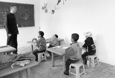 胡建强给孩子们上课 胡建强给孩子们上课