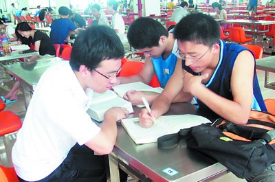 不少考研的学生借助食堂的冷气埋头苦干。 不少考研的学生借助食堂的冷气埋头苦干。