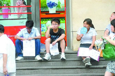 许多大学生在重庆书城门外等待家教机会。 许多大学生在重庆书城门外等待家教机会。