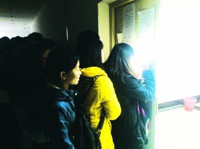 武科大1200名学生凌晨3点起床排队抢座位 武科大1200名学生凌晨3点起床排队抢座位