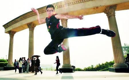 ����������ѧ�山У������ľ�ڿղ��ߡ�