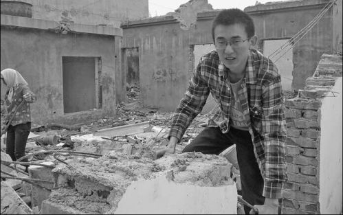 赵汉翔在侄家村拆迁工地上 赵汉翔在侄家村拆迁工地上