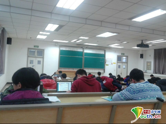 大学里认真学习的同学们。杨新供图。