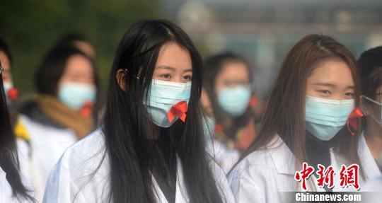 ͼΪ��ѧ���Ǵ�ճ�к�˿���Ŀ��֡����ϵ��� ��