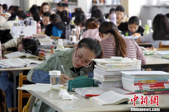图为在山东师范大学图书馆内,考研生在认真学习。 孙宏瑗 摄