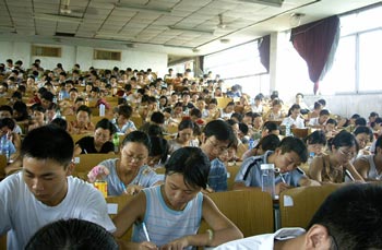 琳琅满目的笔记教材一种不尽的诱惑(组图)