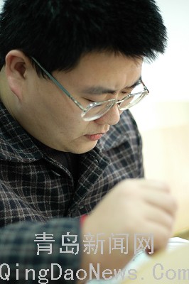 失去双腿也能站起来 岛城学子吴洪飞:板凳撑起的人生