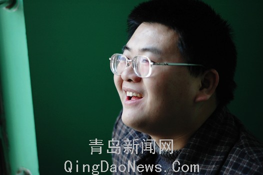 失去双腿也能站起来 岛城学子吴洪飞:板凳撑起的人生