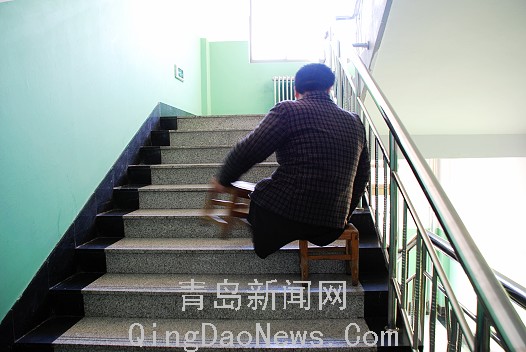 失去双腿也能站起来 岛城学子吴洪飞:板凳撑起的人生