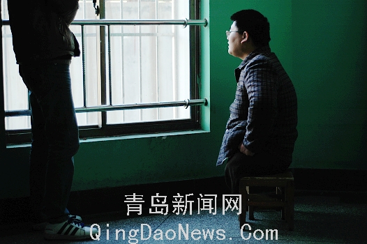 失去双腿也能站起来 岛城学子吴洪飞:板凳撑起的人生